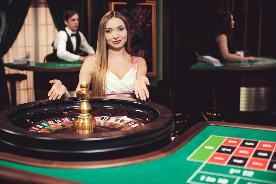 Dealer memandu permainan pada ruang meja live